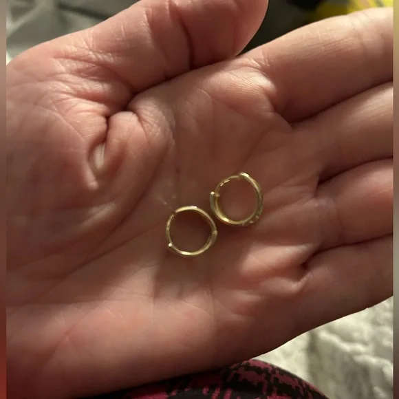 10K SOLID Yellow Gold Two-Tone Diamond-Cut Huggie Earrings Hoops Hoops 10kt - Picture 5 of 7